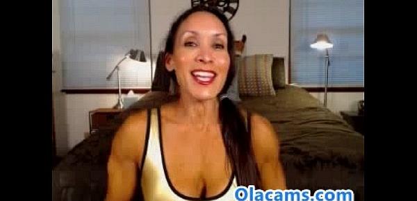  Hot bodybuilder brunette live on webcam